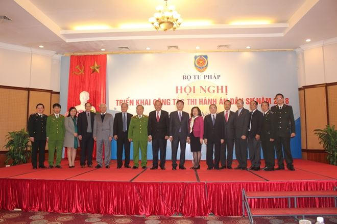 Phó Thủ tướng Trương Hòa Bình và các đại biểu chụp ảnh lưu niệm.