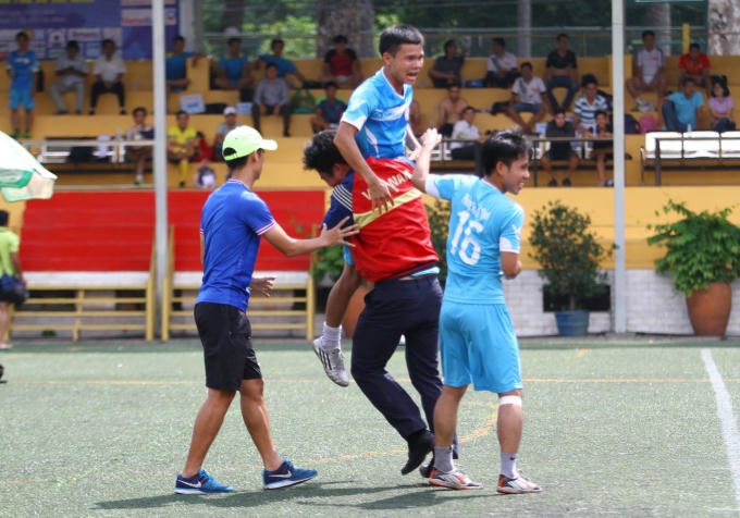Ăn mừng bàn thắng.