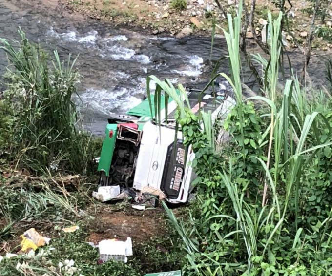 Hiện trường vụ tai nạn kinh hoàng trên đèo Lò Xo.