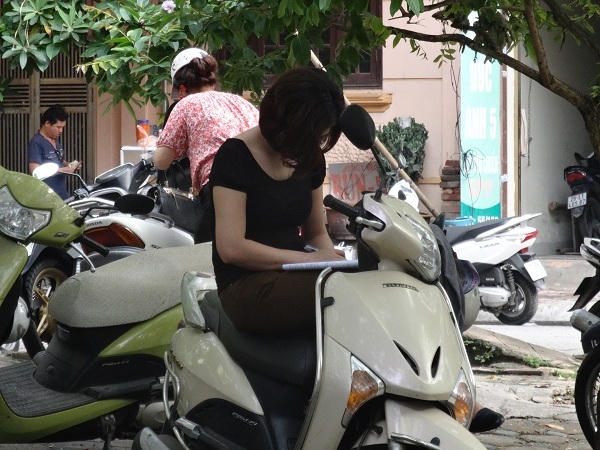 Chị Tạ Thu Cúc, một phụ huynh đưa con đi thi cho hay: “Sáng nay mình đưa cháu đến đây từ 6h30 phút, vì đến sớm, để cháu chuẩn bị tinh thần đỡ hồi hộp. Hôm nay, con đi thi nên mình đã xin nghỉ làm để đưa cháu đi cho yên tâm. Con giờ đang ngồi trong phòng thi, nhưng thú thực mình còn sốt ruột hơn con, nhưng không biết làm cách nào để giúp con. Mình chờ ở đây khoảng 8h30 mình sẽ về nhà, và gần đến giờ thi mình đến đón con thôi, chứ không chờ ở đây”.