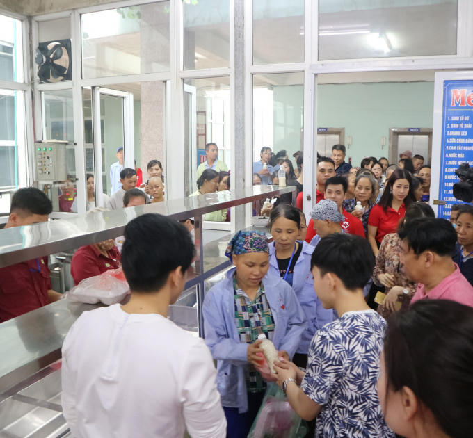 Đan Trường xúc động hát phục vụ bệnh nhân ung thư