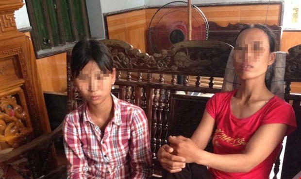 Thanh (bên trái) cho rằng chính Tặng đã hiếp dâm hụt mình, bị bắt quả tang, nên Tặng mới sát hại ông Chương.