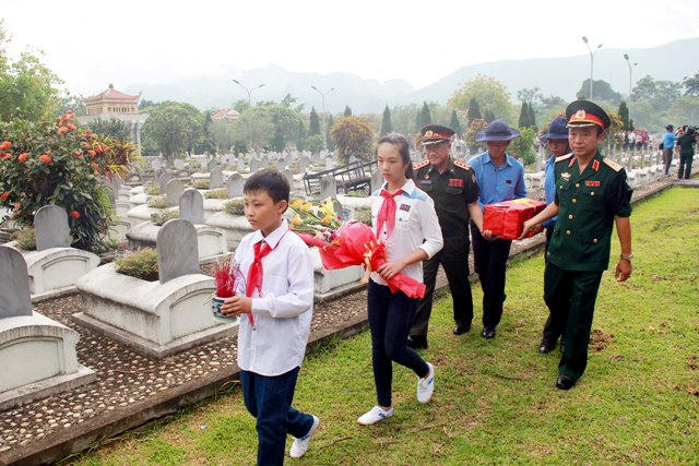 Các em học sinh tham gia buổi lễ an táng các liệt sĩ tại nghĩa trang