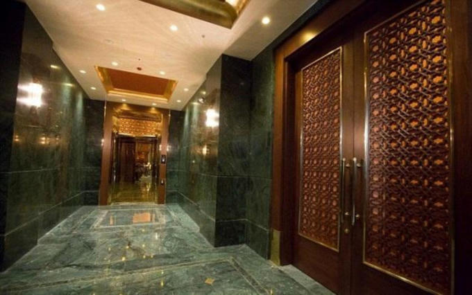 Đá cẩm thạch xanh bao phủ mặt sàn và tường trong tiền sảnh với các chi tiết trang trí bằng vàng và gỗ tối màu. 400 cặp cửa đôi cao 3 m được cho là có giá khoảng 6,4 triệu USD. Ảnh: Getty.