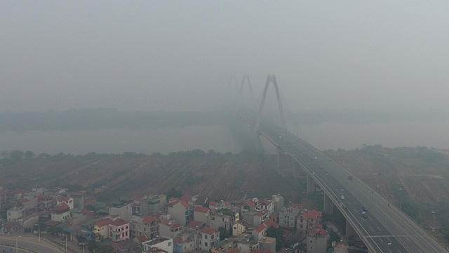 Giữa trưa nhưng quang cảnh của khu vực cầu Nhật Tân như đang vào khung giờ đầu buổi sáng mùa đông.