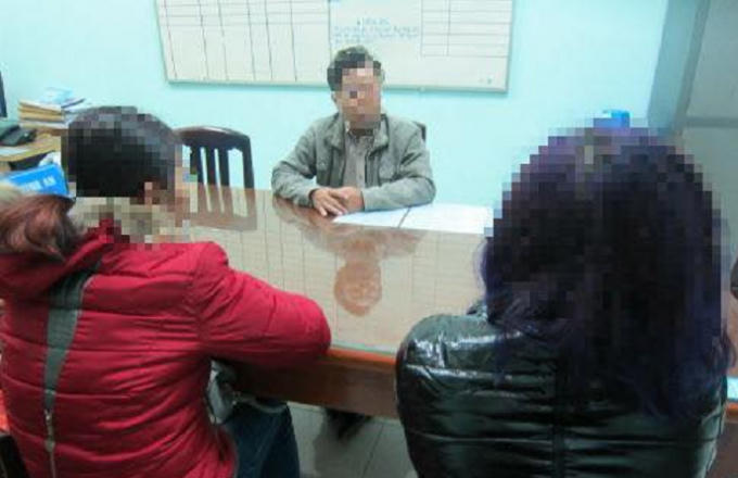 Hai tiểu thương tại cơ quan công an.