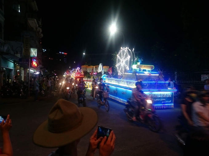 Người dân háo hức đón chào xe hoa