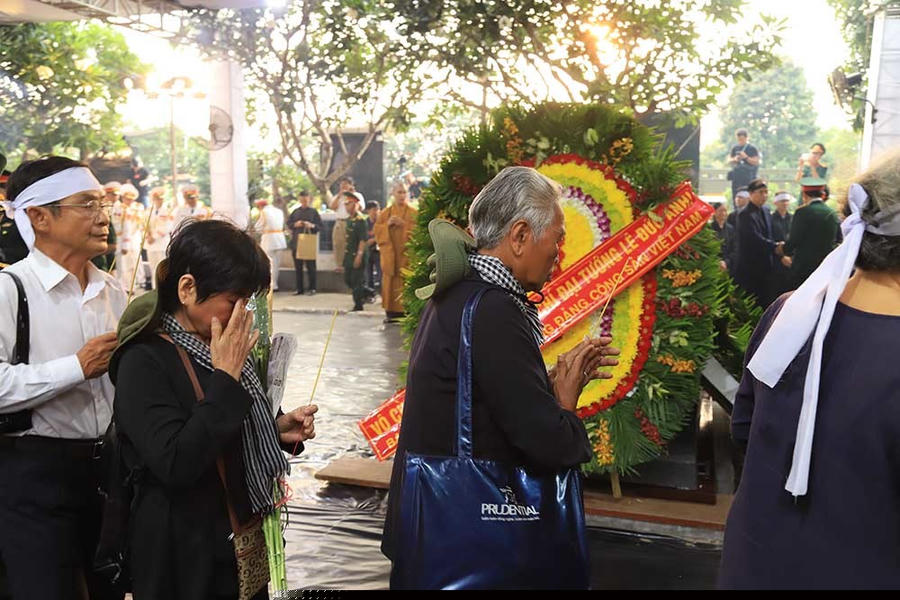 Bà Nguyễn Thị Xem (đang thắp hương) và bà Trần Thị Thu Trang tiễn biệt Đại tướng Lê Đức Anh