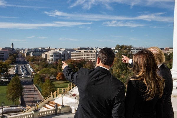 Chủ tịch Hạ viện Paul Ryan đã dẫn vợ chồng Tổng thống đắc cử Trump ra ban công để ngắm nhìn khu vực bên ngoài Điện Capitol, phía xa là Đài tưởng niệm Washington. Lễ nhậm chức của ông Trump sẽ diễn ra tại mặt trước phía tây của Điện Capitol. Dự kiến hàng triệu người sẽ theo dõi trực tiếp sự kiện này. Ảnh: AP.