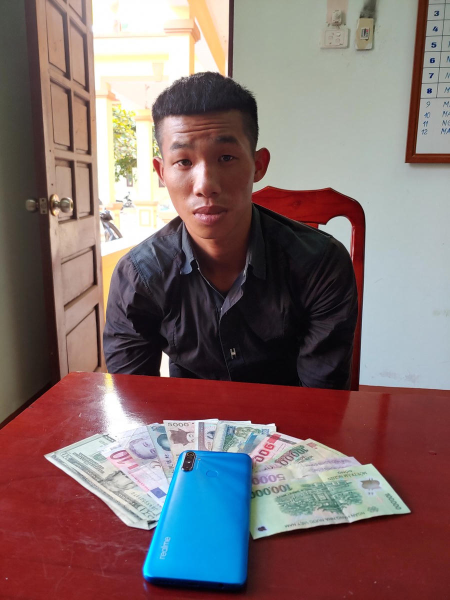 Đối tượng cùng tang vật tại cơ quan công an