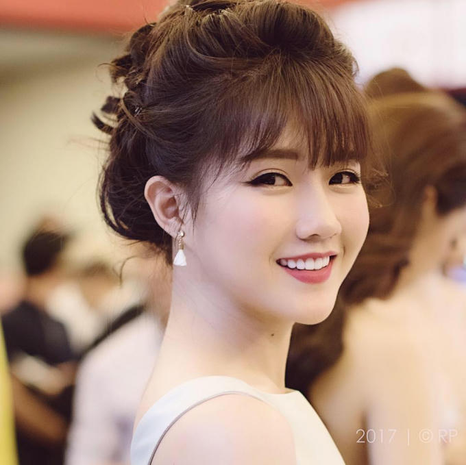 Với gương mặt “không góc chết”, nụ cười hiền như thiên sứ Kiều Trinh rất được các nhiếp ảnh gia Sài Gòn yêu thích.