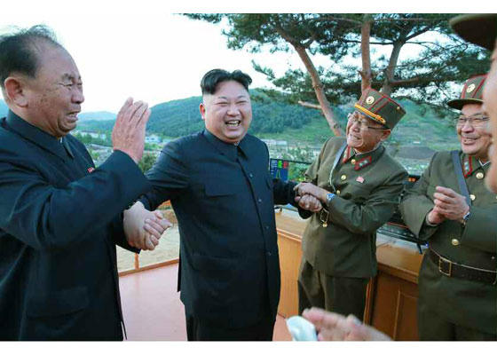 Nhà lãnh đạo Kim Jong-un cùng với các quan chức quân đội đã ăn mừng sự kiện phóng thử thành công tên lửa đạn đạo.