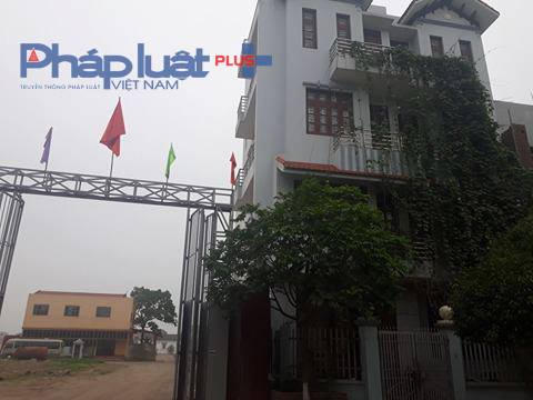 Cổng dự án và những ngôi nhà phá vỡ quy hoạch.