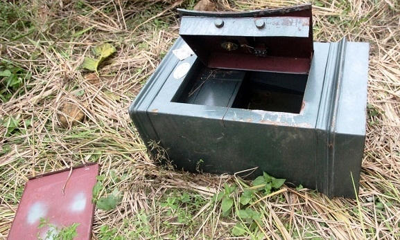 Két sắt của gia đình anh  Minh bị kẻ trộm lấy mất 500 triệu đồng.