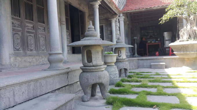 Sau khi xây dựng xong nhà thờ đá Phát Diệm, Cụ Xiển mời những người thợ cùng làm về quê xây dựng căn nhà ở cho gia đình. Ông cùng tốp thợ đã xây dựng căn nhà làm hoàn toàn bằng đá.