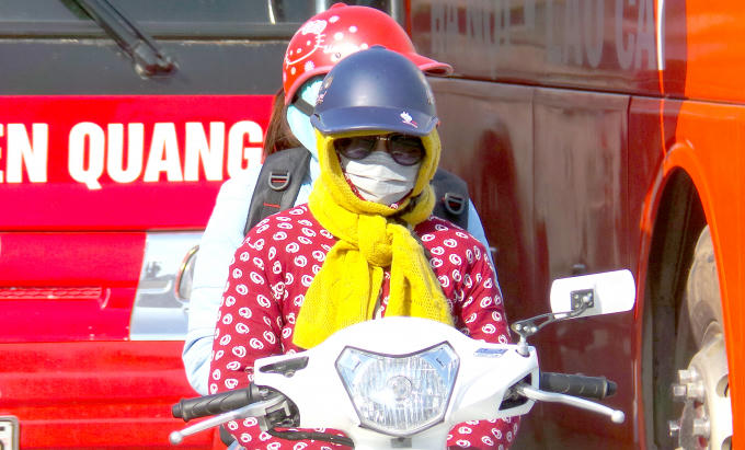 Những ng&agrave;y n&agrave;y ai ra đường cũng vẫn phải khăn &aacute;o k&iacute;n m&iacute;t từ đầu tới ch&acirc;n.