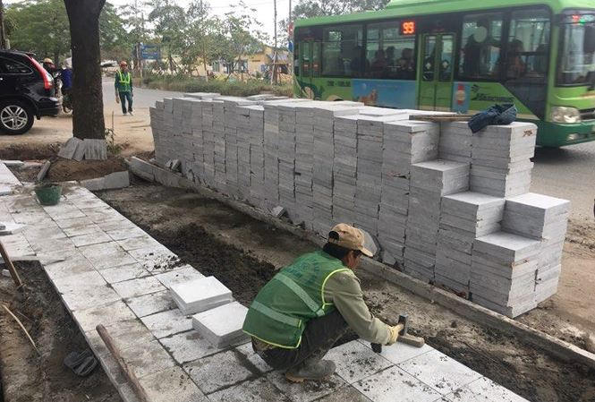 Chủ tịch UBND TP Hà Nội Nguyễn Đức Chung chỉ đạo thanh tra lát đá vỉa hè xong ngay trong tháng 12.