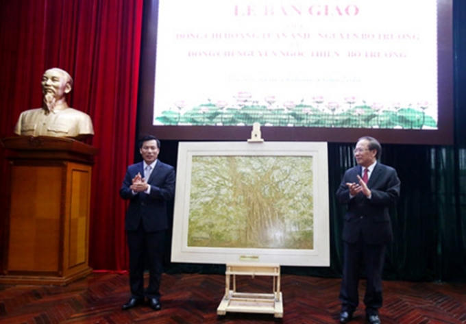 Bộ trưởng Nguyễn Ngọc Thiện tặng quà lưu niệm cho nguyên Bộ trưởng Hoàng Tuấn Anh