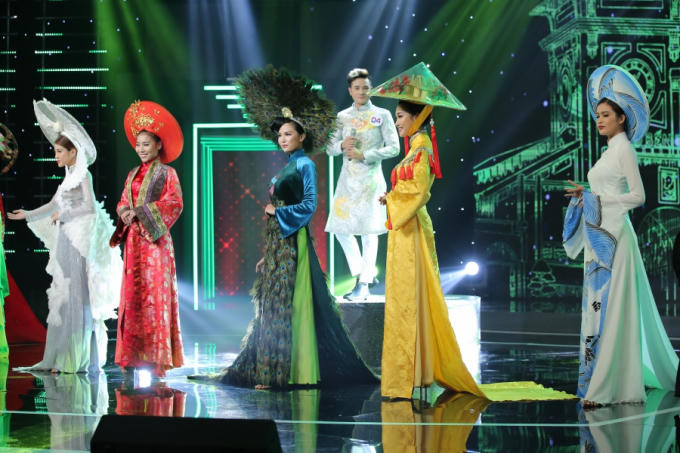 “Một thoáng quê hương” của Hồ Minh Tuấn cùng BST áo dài chính là sự kết hợp hoàn hảo mang lại cho khán giả của Giọng Ca Bí Ẩn một sân khấu độc nhất vô nhị từ trước đến nay.