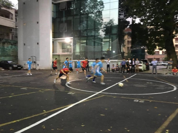 Đội THADS (đỏ) trong màn rượt đuổi tỉ số với Liên đơn vị CNTT- DSKT- KHTC- CKTVB