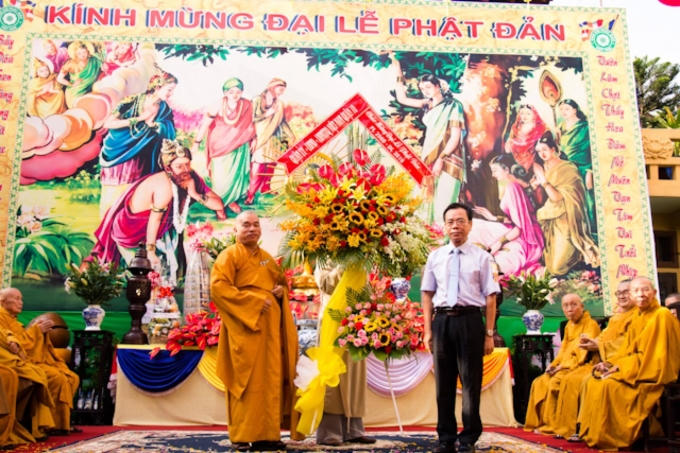 Đại diện quận ủy Q.10 tặng hoa chúc mừng