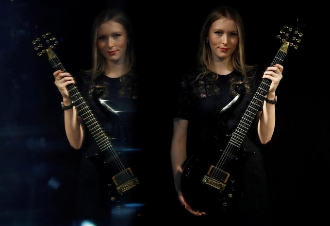 Một nhân viên trong buổi đấu giá Bonhams diễn ra tại London giới thiệu các chức năng của một cây đàn guitar của thần tượng âm nhạc Prince (Ảnh: Stefan Wermuth / Reuters)