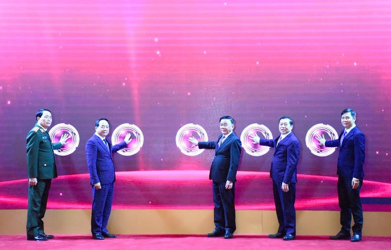 Thường trực Ban Bí thư Trần Cẩm Tú, Trưởng Ban Tuyên giáo và Dân vận Trung ương Trịnh Văn Quyết và lãnh đạo các ban, bộ ngành nhấn nút ra mắt ứng dụng di động Tuyên giáo và Dân vận Trung ương - Ảnh: VGP/Toàn Thắng.