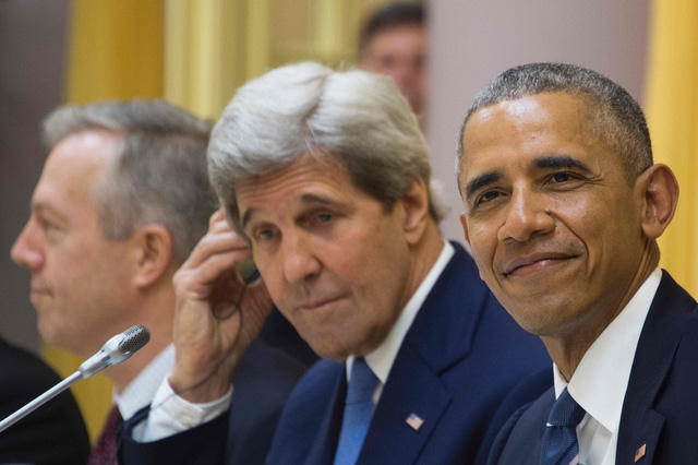 Tổng thống Mỹ Barack Obama và Ngoại trưởng John Kerry trong chuyến thăm Hà Nội ngày 23/5 (Ảnh: AFP)