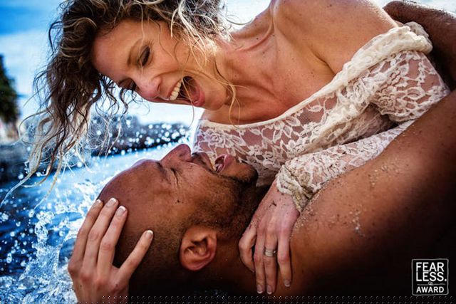 Năm 2014, nhiếp ảnh gia Damon Pijlman chụp bức ảnh cô dâu và chú rể đang nằm giữa những tia nước bắn lên tung tóe xung quanh họ.