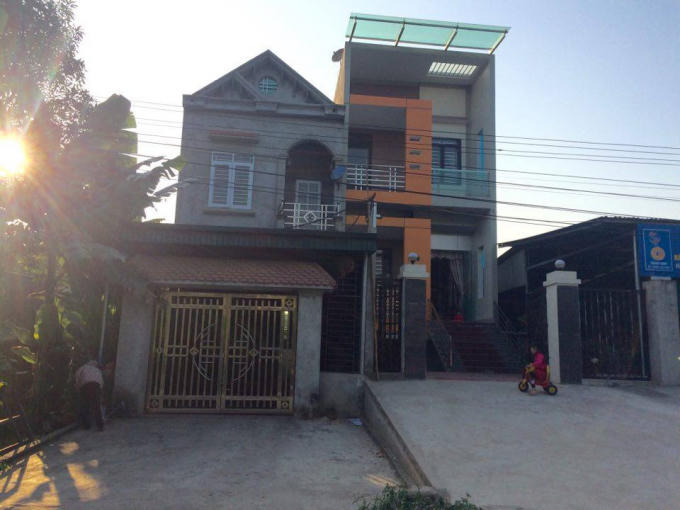 Ngôi nhà 2 tầng (bên trái) nơi xảy ra vụ việc ngày 27/12.