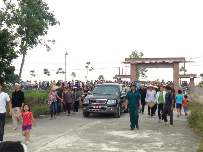 Đoàn xe chở hài cốt Liệt sĩ Thượng uý Đặng Đình Duy tiến vào Nhà Văn hoá xã Thanh Nguyên để làm lễ tiếp nhận hài cốt liệt sĩ.