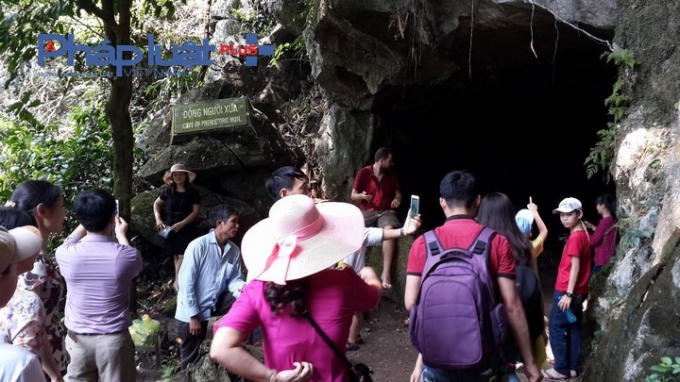 Tại động "Người xưa" luôn đông đúc du khách.