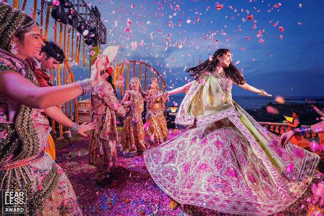 Năm 2016, Joseph Radhik đã làm nổi bật vô số sắc màu của chiếc váy cưới với những cánh hoa hồng rơi xung quanh khi cô xoay tròn.