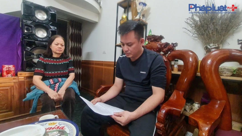 Anh Kiên cùng mẹ là bà Vũ Thị Lập tại buổi làm việc với phóng viên.