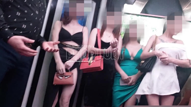 Các cô gái ''tay vịn'' được đưa vào phòng để khách lựa chọn thoải mái, không thích, có quyền đổi người khác