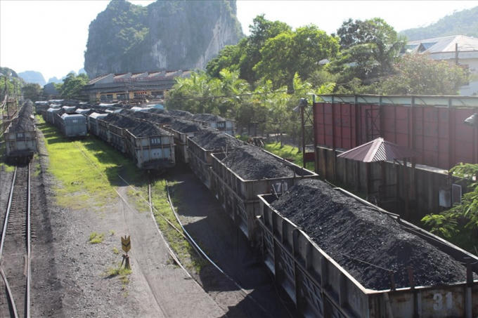 Than được vận chuyển bằng tàu hỏa từ ga Lộ Phong về Nhà máy sàng tuyển Nam Cầu Trắng của Cty tuyển than Hòn Gai. (Ảnh: báo Lao động)