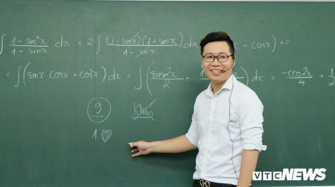 Những bài giảng của thầy Đạt thường đan xen cả những câu chuyện đời sống, vừa để xả stress cho học sinh, vừa để chia sẻ kinh nghiệm sống với các em.