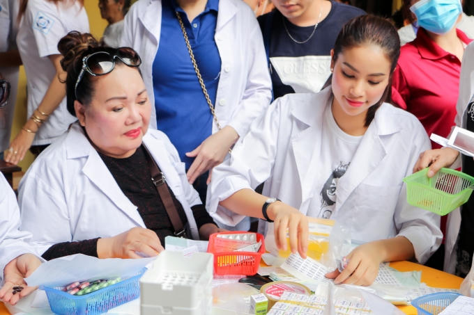 Hoa hậu Phạm Hương c&ugrave;ng &ldquo;b&agrave; ngoại&rdquo; Ngọc Gi&agrave;u đi từ thiện