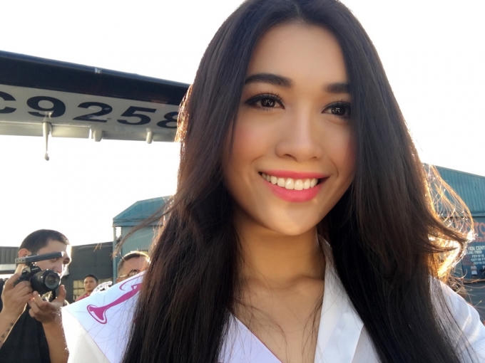 &Aacute; hậu Lệ Hằng tự tin diện bikini đọ d&aacute;ng c&ugrave;ng th&iacute; sinh Miss Universe
