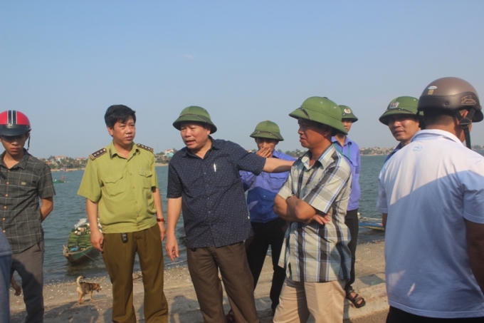 Lãnh đạo các ban ngành trực tiếp có mặt tại các điểm bán cá sạch để chỉ đạo việc thu mua cá cho bà con. Ảnh: Văn Ba