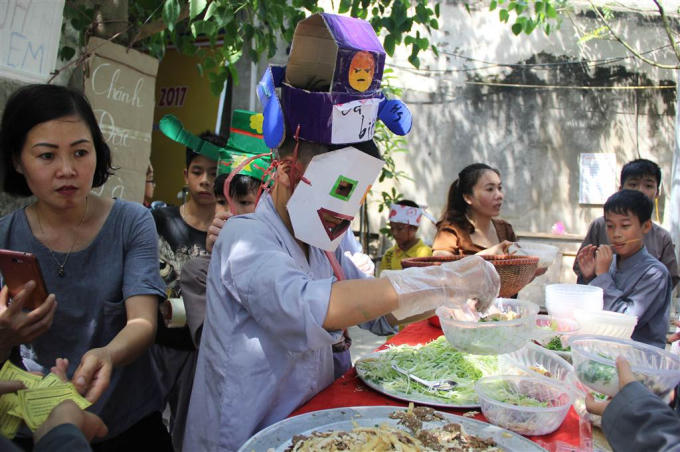 Qua hoạt động này, các em đã có thể trở thành những đầu bếp "nhí", sẵn sàng đỡ đần bố mẹ.