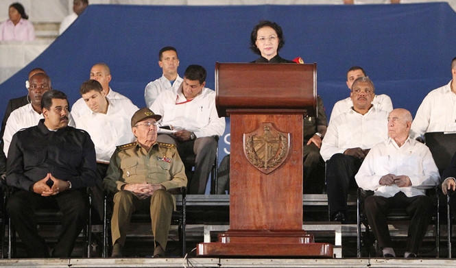 Chủ tịch Quốc hội Nguyễn Thị Kim Ngân phát biểu tại lễ tưởng niệm lãnh tụ Fidel Castro. (Ảnh: TTXVN)