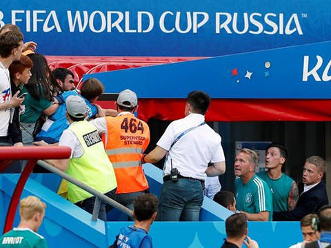 Ozil suýt nữa xảy ra ẩu đả với cổ động viên Đức