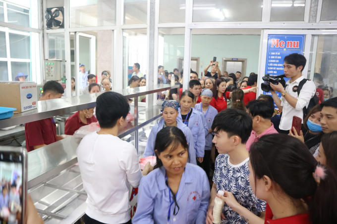 Đan Trường xúc động hát phục vụ bệnh nhân ung thư