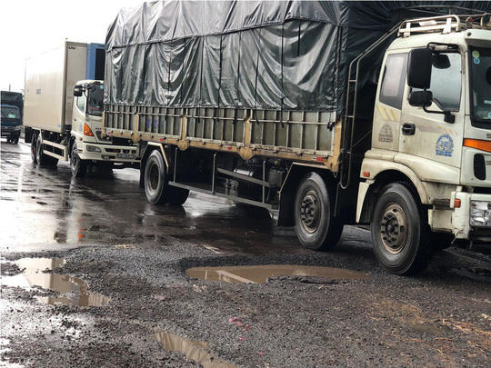 Quốc lộ 1 qua địa bàn Bình Định tanh bành sau cơn mưa đầu tháng 10