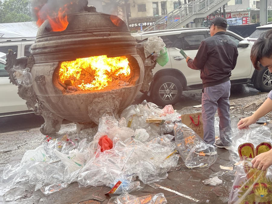 Bên ngoài lò hoá vàng lá những chiếc xe ô tô đậu gần kề, tiềm ẩn cháy nổ rất cao