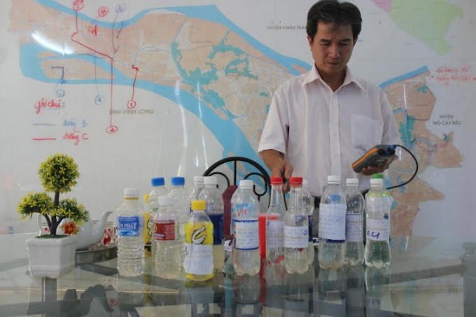 Kiểm tra độ mặn từ các mẫu nước do người dân chuyển đến.