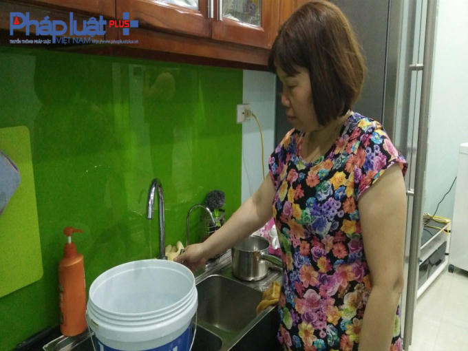 Người dân phải canh từng giờ mới hứng được chút ít nước để sinh hoạt.