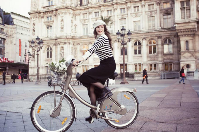 Người đẹp nổi bật trên đường phố Paris với cách tạo dáng trẻ trung, xinh đẹp không thua kém những gái tuổi 18, đôi mươi.