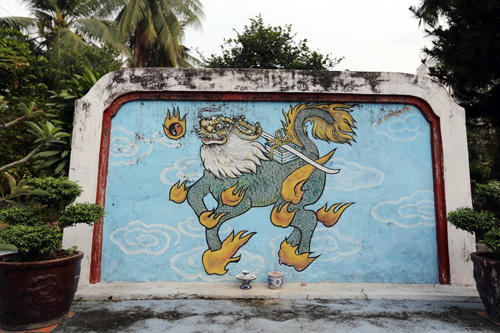 Ngôi mộ được chúa Nguyễn Ánh xây dựng tại Gia Định năm 1801.  Mặt trước bức bình phong tiền vẽ hình con hổ. Mặt sau vẽ hình “Long mã hà đồ” - trên lưng con long mã có cột thanh gươm trên chồng binh thư, quanh mình long mã là những đốm lửa tượng trưng cho người có tài thao lược, nhưng phải tự thiêu để tỏ khí tiết.